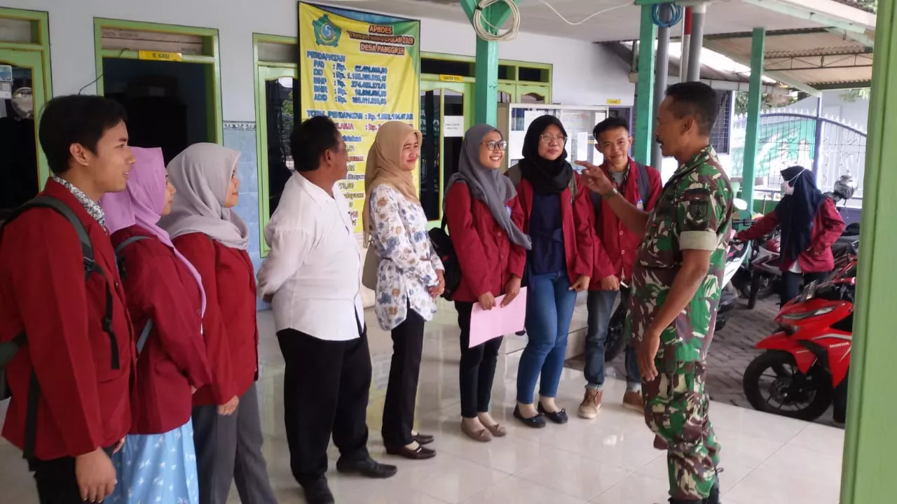 Arahan Babinsa Jabon kepada Mahasiswa yang Melaksanakan KKN.