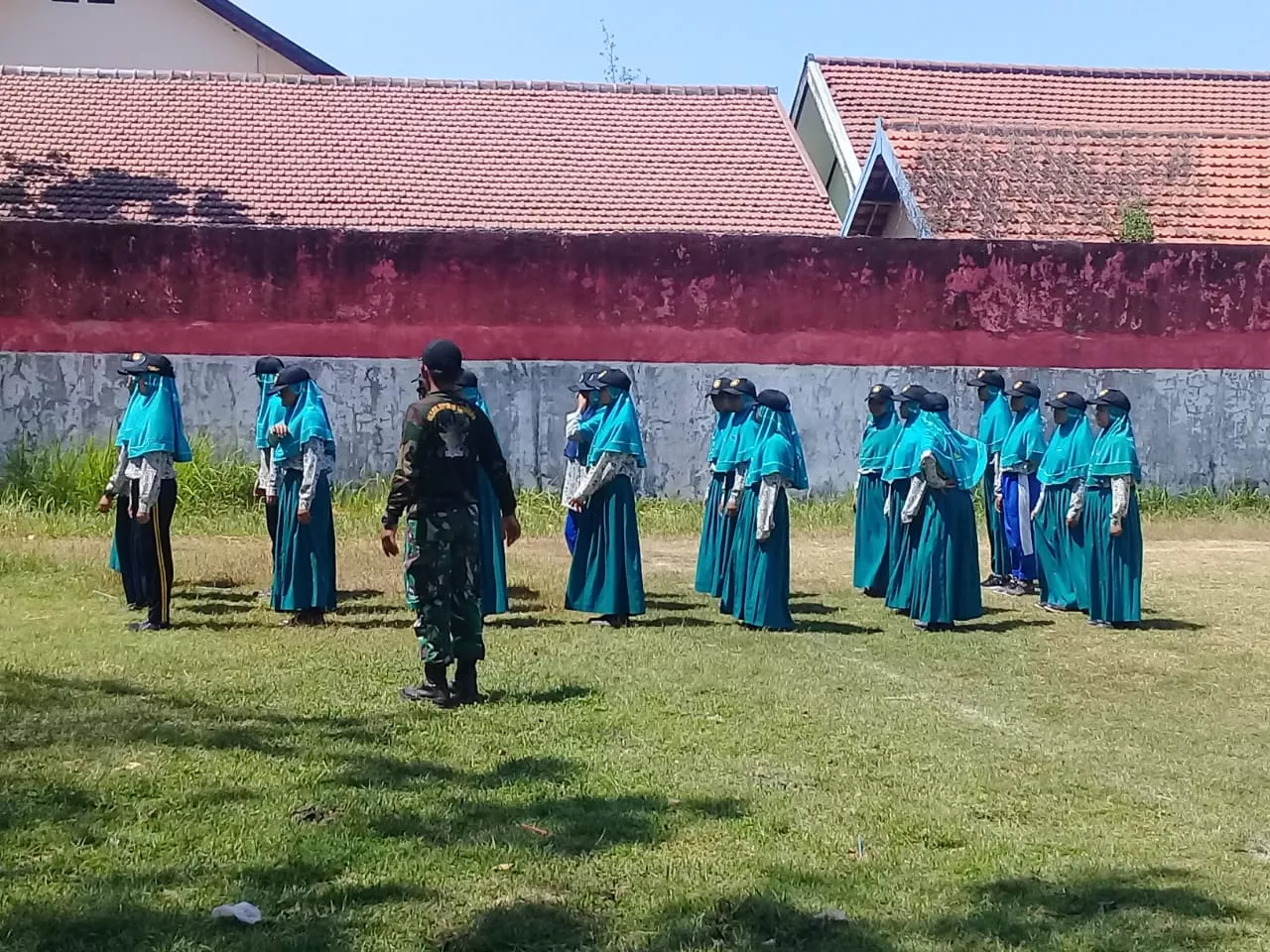 Anggota Koramil 0816/18 Sedati melaksanakan pelatihan PBB pada siswa-siswi MTS Nurul Huda