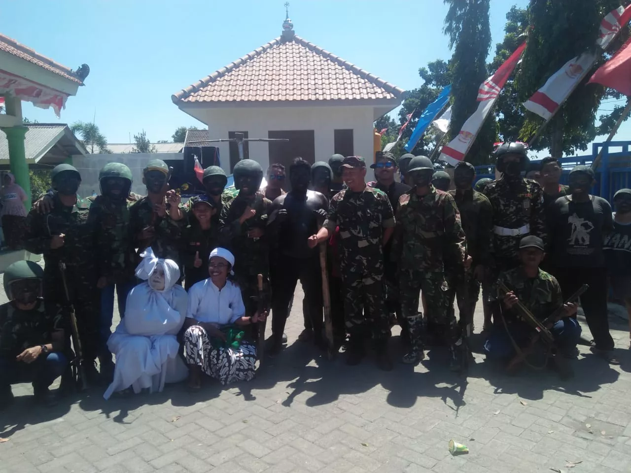Babinsa Koramil 0816/08 Jabon Ikut mensukseskan kegiatan Karnaval memeriahkan ke 74 HUT Kemerdekaan Republik Indonesia.