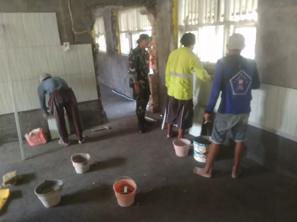 Pra TMMD, Babinsa Koramil 0816/08 Jabon dan Warga Memperbaiki Sekolah Dasar Negeri Kupang