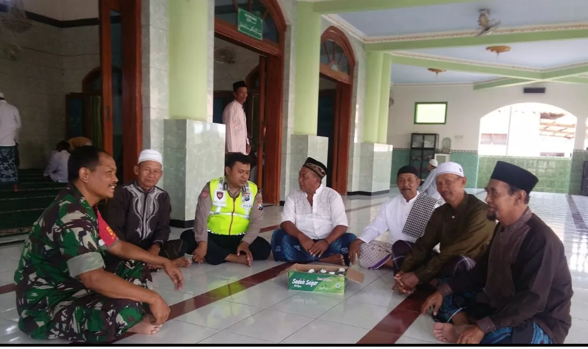 Babinsa Desa Keboguyang Komsos Dengan Takmir Masjid Al Huda.