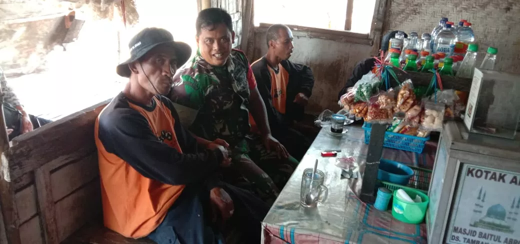 Keakraban Babinsa Desa Kupang Jabon bersama warga Binaannya
