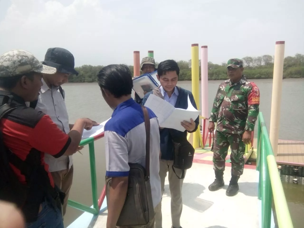 Sertu Sugianto Bersama Linmas Membantu Pengamanan Pengunjung Pulau Lusi.