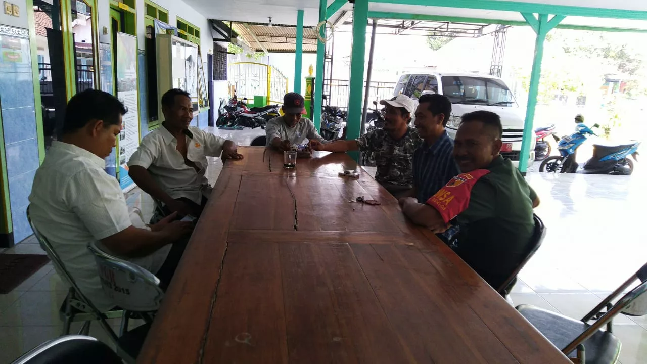 BABINSA JABON SERTU ATIM SUWITO KOMSOS DENGAN PERANGKAT DESA
