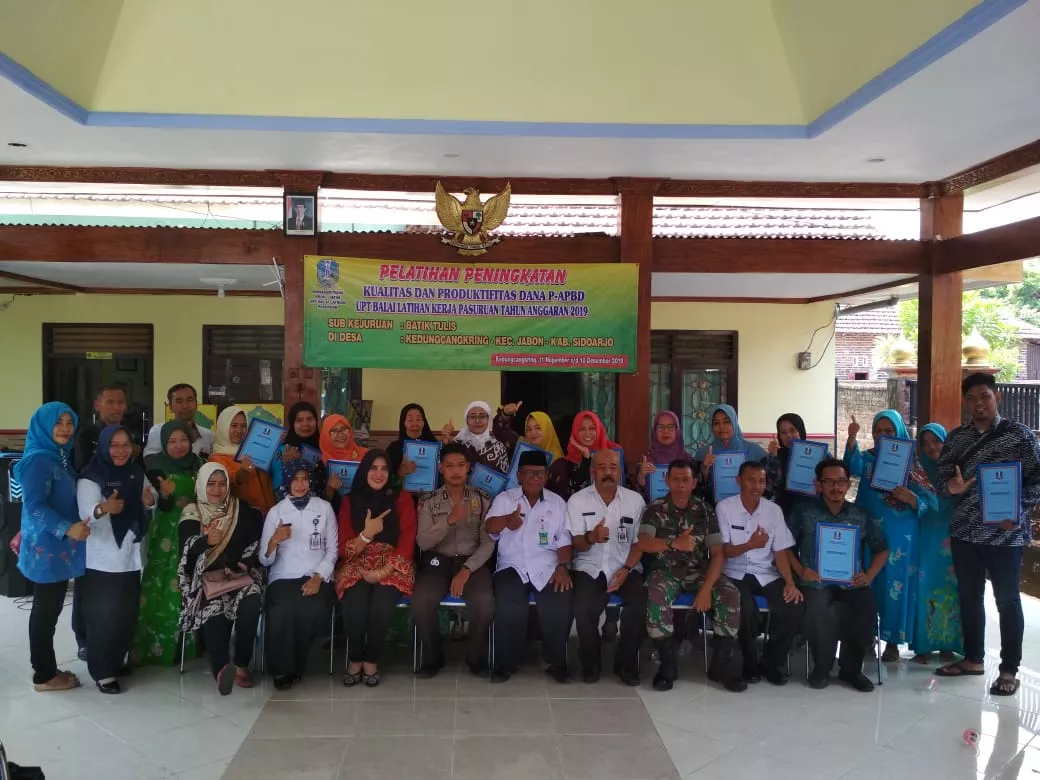 Babinsa Koramil 0816/08 Jabon melaksanakan Pendampingan Pelatihan Batik Tulis di Desa Kedungcangkring