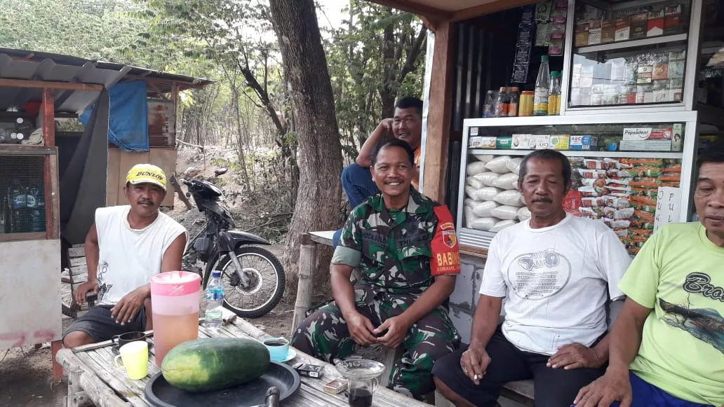 Babinsa Desa Permisan Koramil 0816/08 Jabon Minum Kopi bersama warga Binaannya.