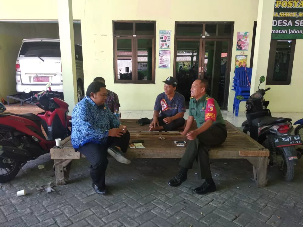 Babinsa Koramil 0816/08 Jabon Peltu Sudaryanto Komsos Dengan Perangkat Desa