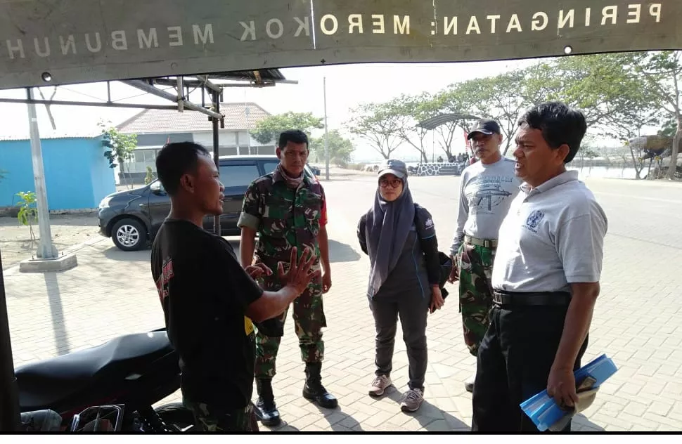 Babinsa Desa Kedungpandan Koramil 0816/08 Jabon Komsos Dengan Pokdarwis.