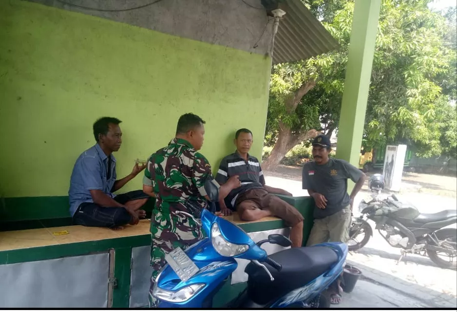 Babinsa Koramil 0816/08 Jabon Komsos bersama masyarakat sekitar.