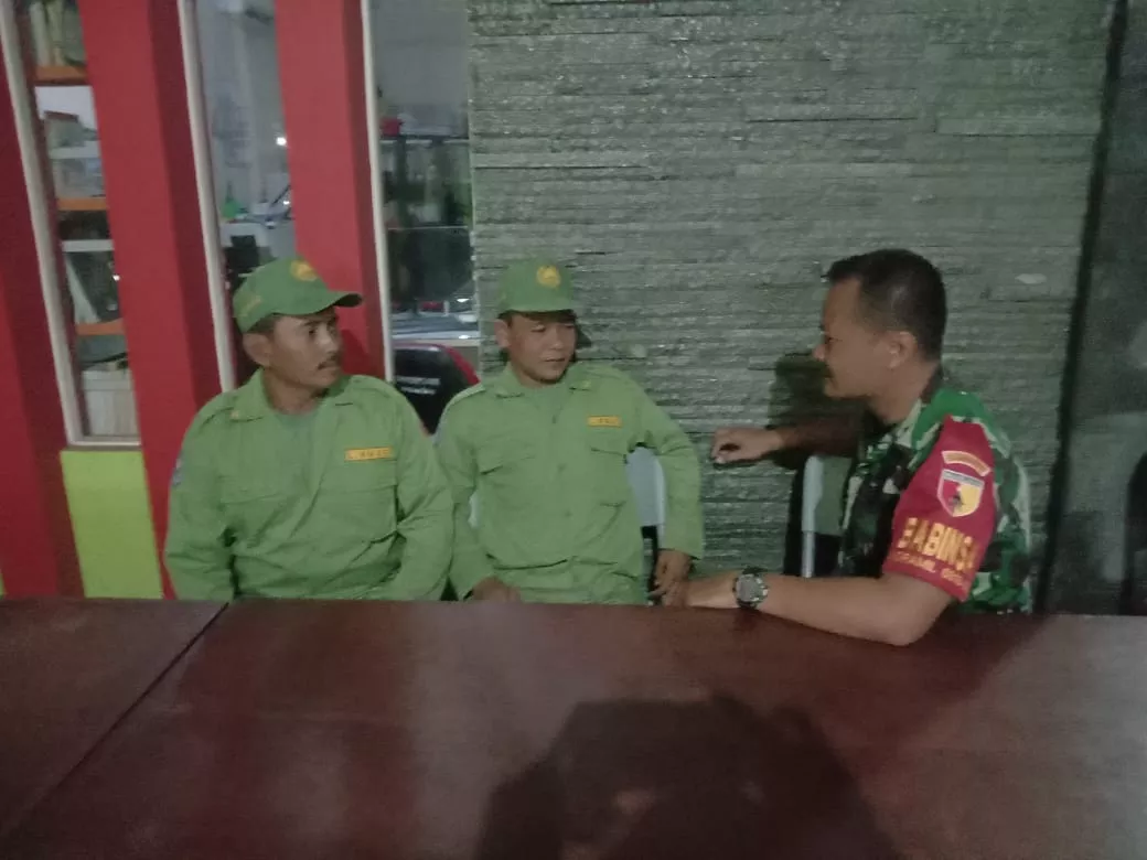 Sertu Indro Setiyawan berbincang dengan Linmas di Depan Balai Desa Dukuhsari Jabon.