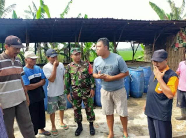 Anggota Koramil 0816/08 Jabon Ikut Bantu Mediasi Prihal Tuntutan Warga Untuk Penutupan Pengolahan Kulit Udang