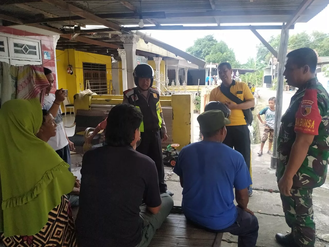 Babinsa Koramil 18 Sedati Bersinergi Dengan Polsek Sedati Sosialisasikan Virus Corona 19 Kepada Masyarakat.