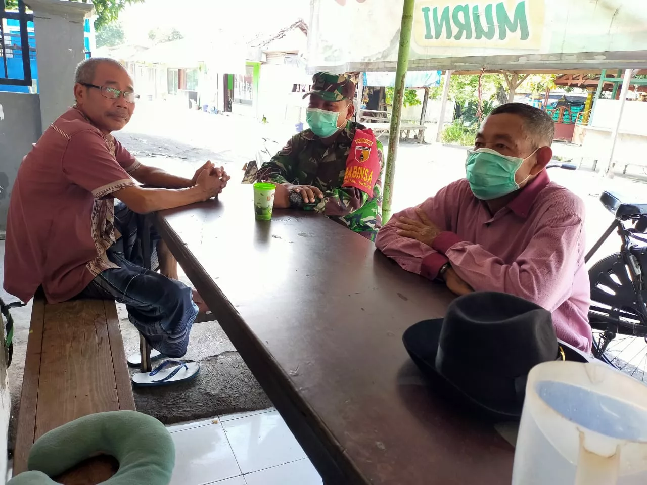 Babinsa Desa Balongtani Komsos Dengan Masyarakat Sekitar.