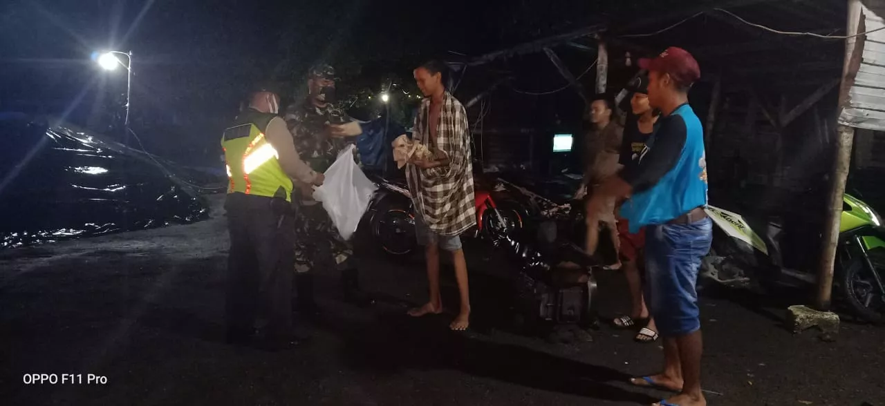 Anggota Koramil 0816/08 Jabon, Polsek Dan SATPOL PP Jabon Membagikan Nasi Bungkus Di Bulan Puasa
