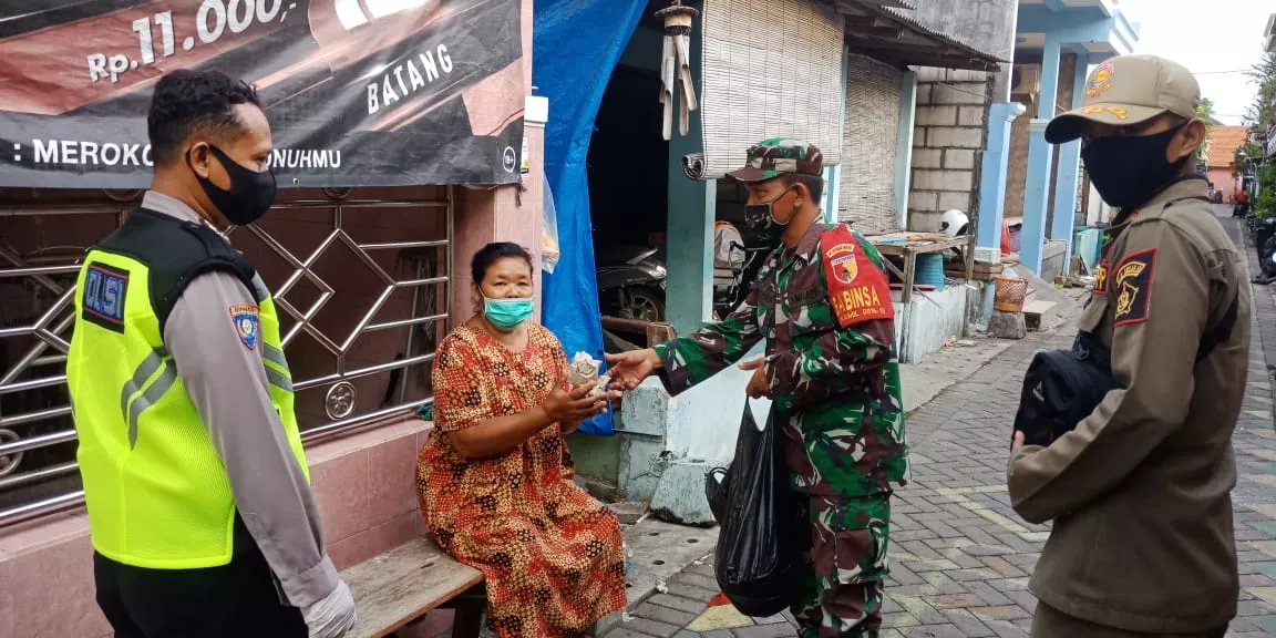 Jelang Buka Puasa Tiga Pilar Bagikan Nasi Bungkus Di Wilayah Kec Sedati