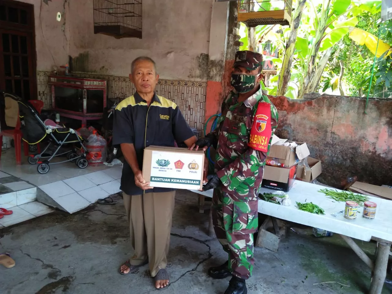 Babinsa Koramil 0816/08 Jabon Bersama Relawan Covid -19 Desa Kedungpandan bagikan Sembako.