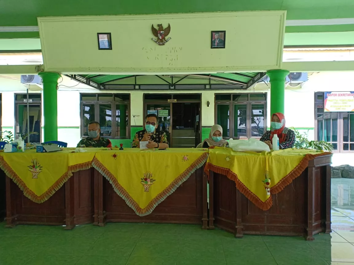 Babinsa Hadiri Sosialisasi Pemakaian APD Hadapi Covid 19 Dari Puskesmas Jabon