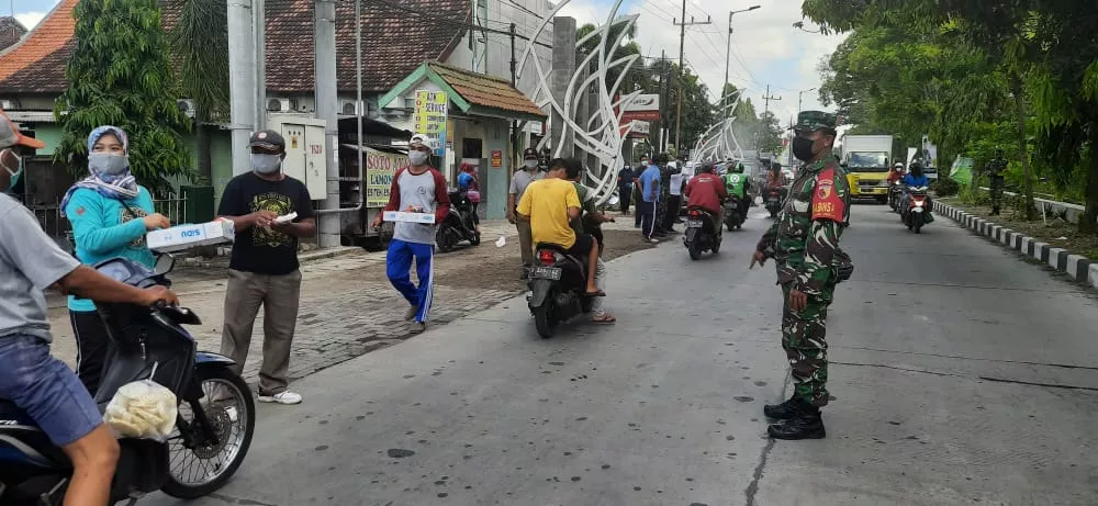 APEL GABUNGAN PENYEMPROTAN DISINFEKTAN DAN PEMBAGIAN MASKER OLEH FORKOPIMKA KEC. SEDATI