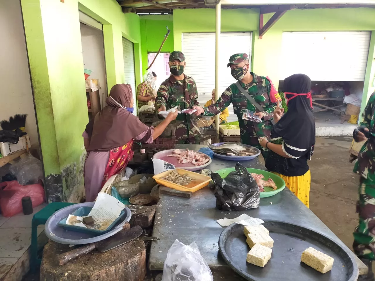 Babinsa Koramil 0816/08 Jabon Bagikan Masker Kepada Masyarakat Di Wisata Bahari Tlocor.