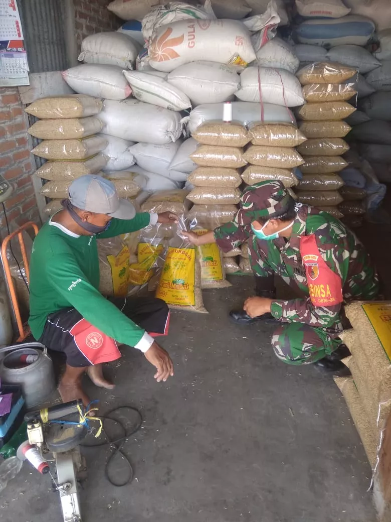 Jalin Keakraban, Babinsa Trompoasri Komsos Bersama Gapoktan