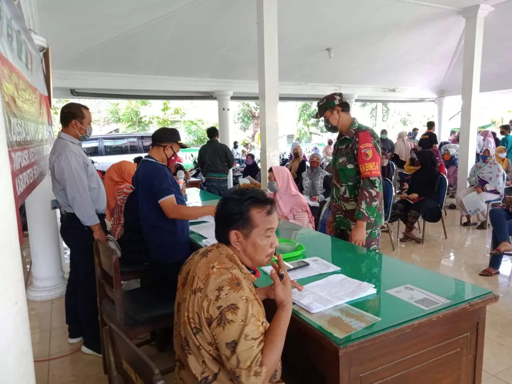 Babinsa Desa Jemirahan Jabon, Kawal Pendistribusian Bantuan Langsung Tunai