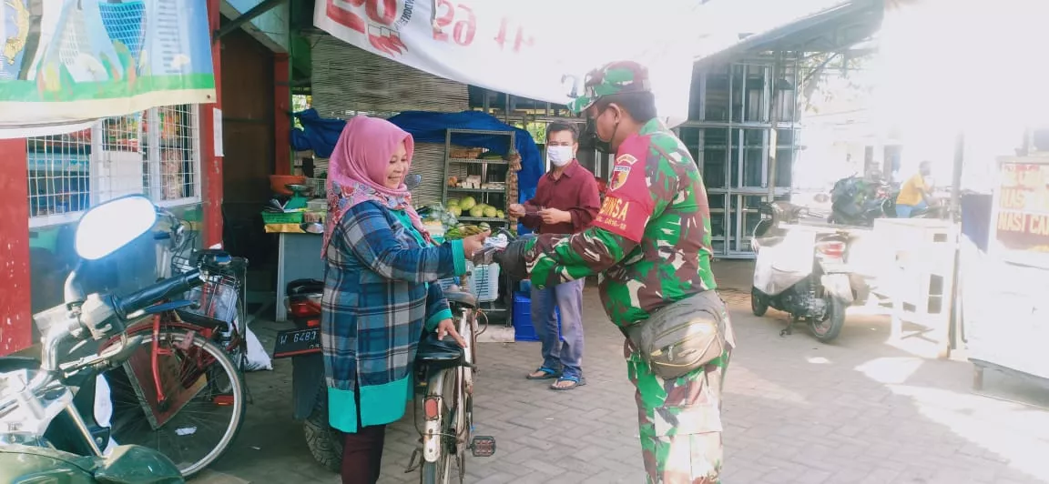Babinsa Koramil 0816/18 Sedati Bagi-Bagi Masker Kepada Warga di Pasar Betro Kec Sedati.