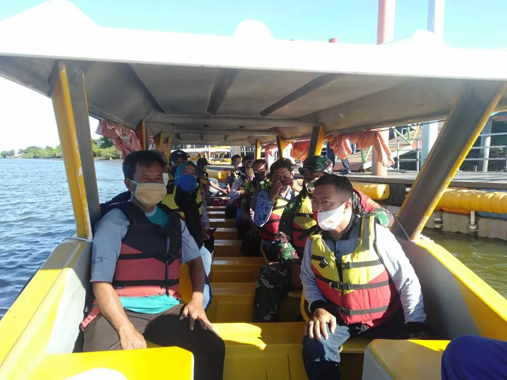 Babinsa Kedungpandan Selalu Ingatkan Protokol Kesehatan Di Wisata Bahari Tlocor