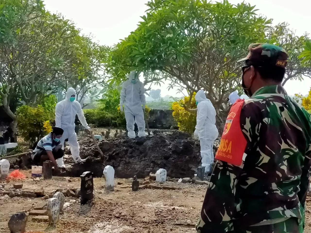 Babinsa Jabon Hadiri Proses Pemakaman Dengan Menerapkan protokol Kesehatan Covid19.