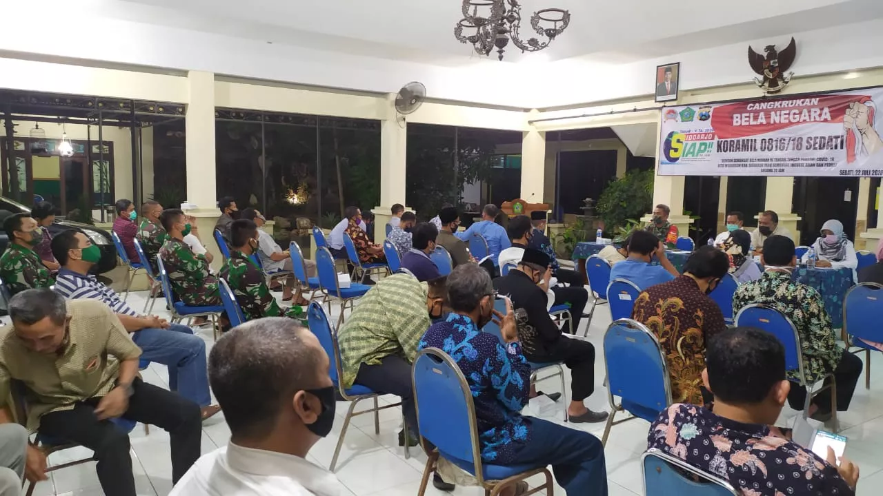 Danramil 0816/18 Sedati bersama forkopimka dan masyarakat mengikuti kegiatan acara cangkrukan bela negara Sidoarjo Siap 24 jam tahap V TA 2020
