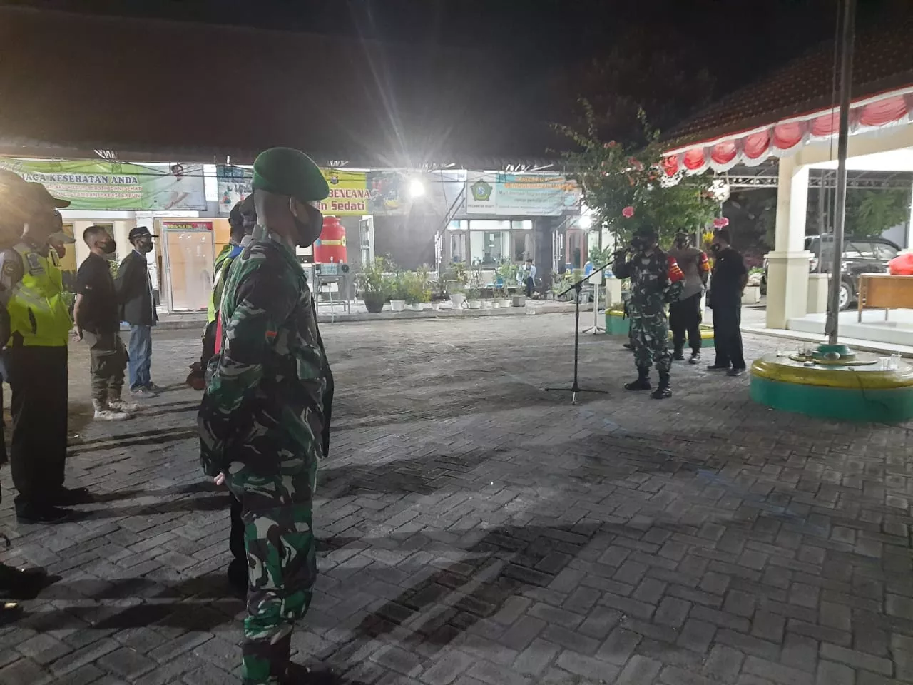 KORAMIL 0816/18 SEDATI BERSAMA POLSEK DAN SATPOL PP GELAR PATROLI PENEGAKAN DISIPLIN PROTOKOL KESEHATAN GUNA MENCEGAH PENYEBRAN COVID 19.