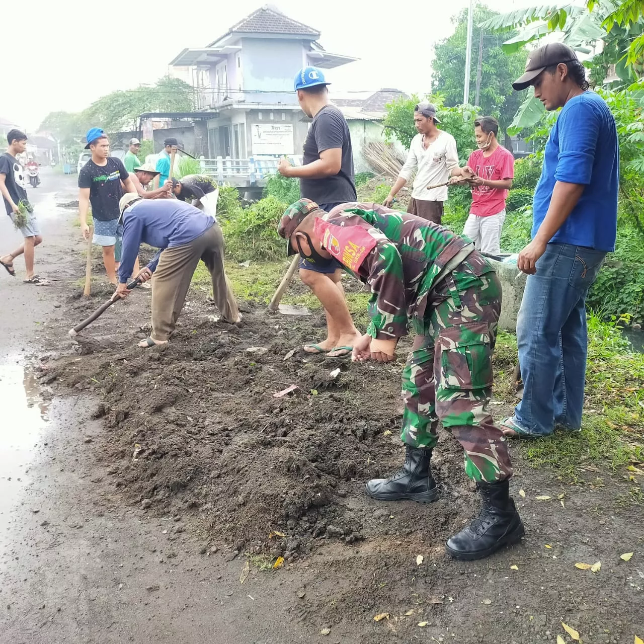 Karya Bhakti Mempererat Hubungan Babinsa Dengan Masyarakat.