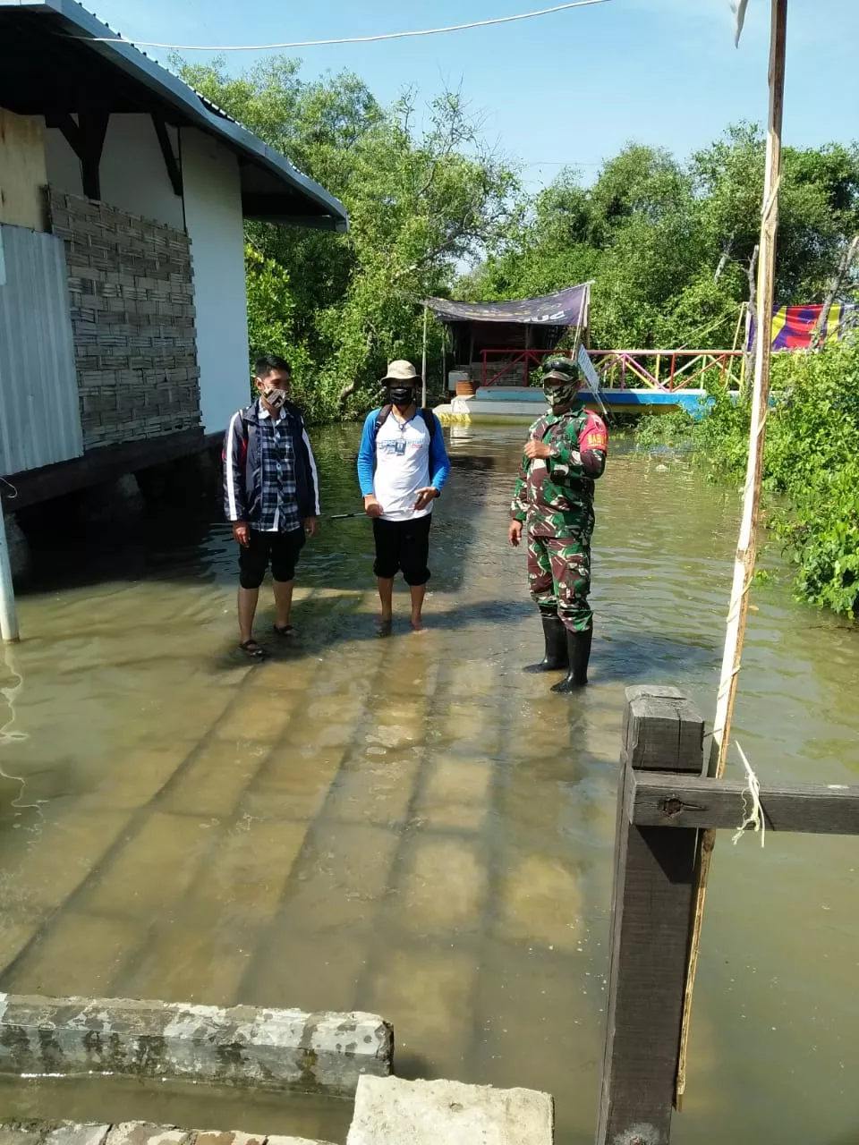 Babinsa Jabon bersama Linmas Ingatkan Taati Protokol Kesehatan Di Pulau Lusi.