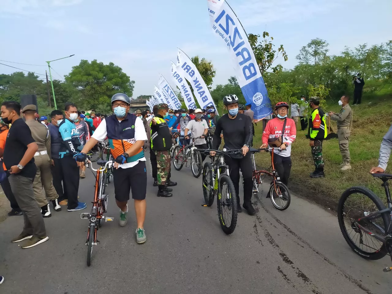 BARENG FORKOPIMDA SIDOARJO,PENANAMAN 1000 BIBIT POHON TREMBESI DI DESA KEDUNGCANGKRING JABON