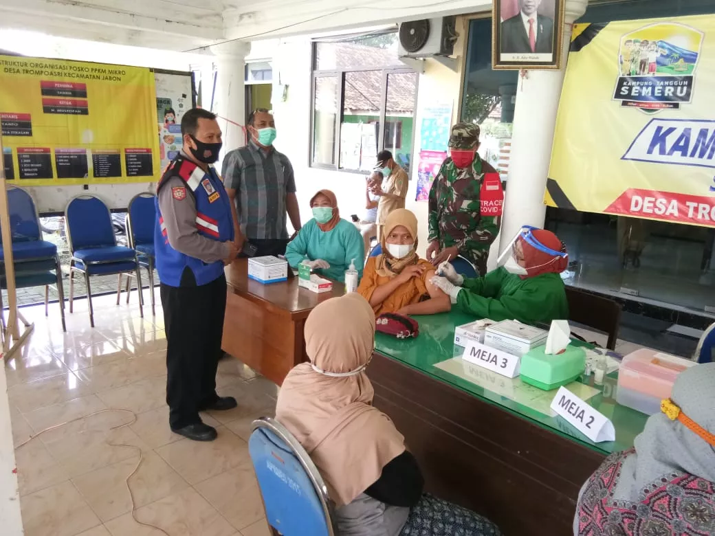Babinsa Jabon Dampingi Pelaksanaan Vaksinasi Masyarakat Kecamatan Jabon.