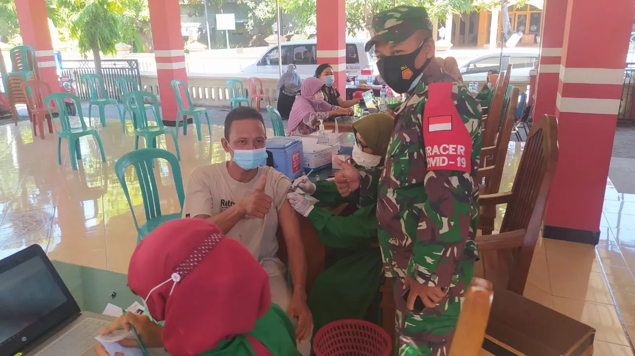 Babinsa Hadiri Pelaksanaan Vaksinasi Covid 19 Di Desa Balongtani Kecamatan Jabon.