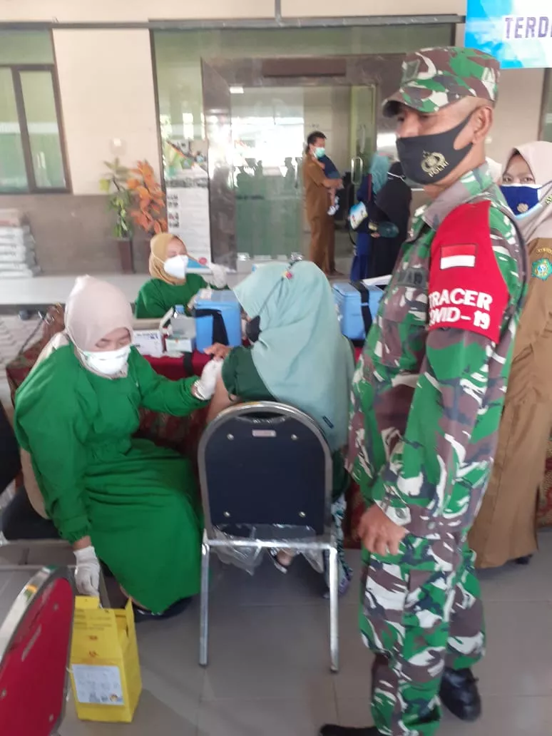 Personil Koramil 0816/08 Jabon Dampingi Penyuntikan Vaksin Tahap Dua