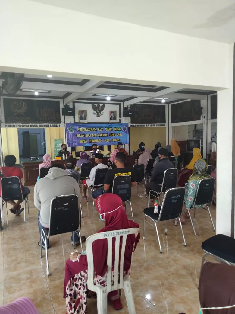 Babinsa Desa Permisan Koramil 0816/08 Jabon, Pantau Pendistribusian Bantuan Langsung Tunai.