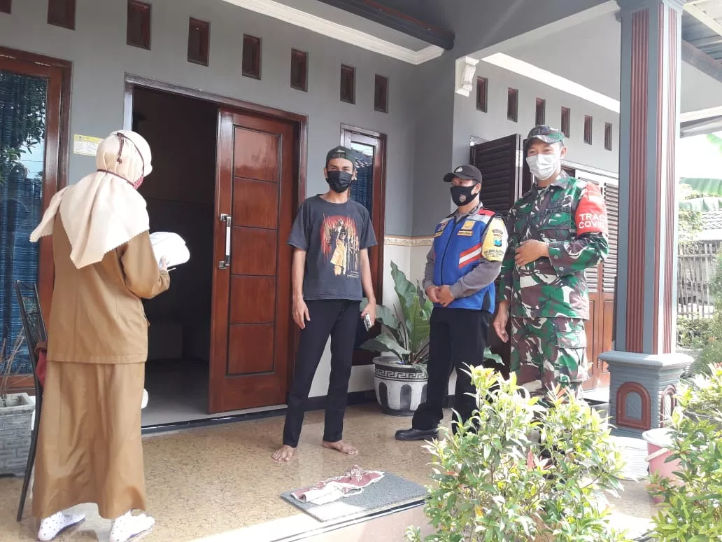 Babinsa Ds Trompoasri Koramil Jabon Dampingi Kegiatan Tracing