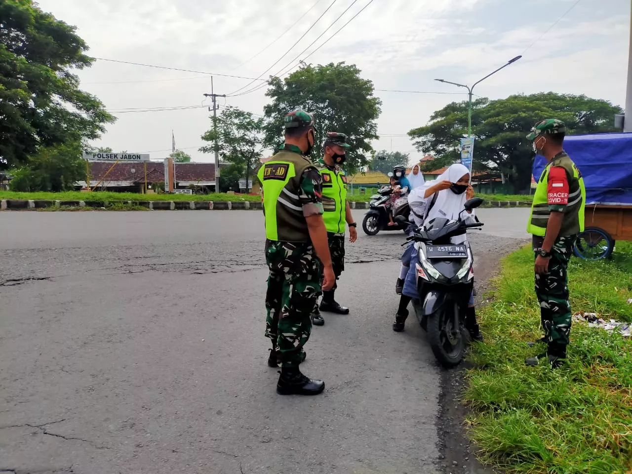 Petugas Gabungan Gelar Operasi Yustisi Penegakan Prokes Di Wilayah Jabon