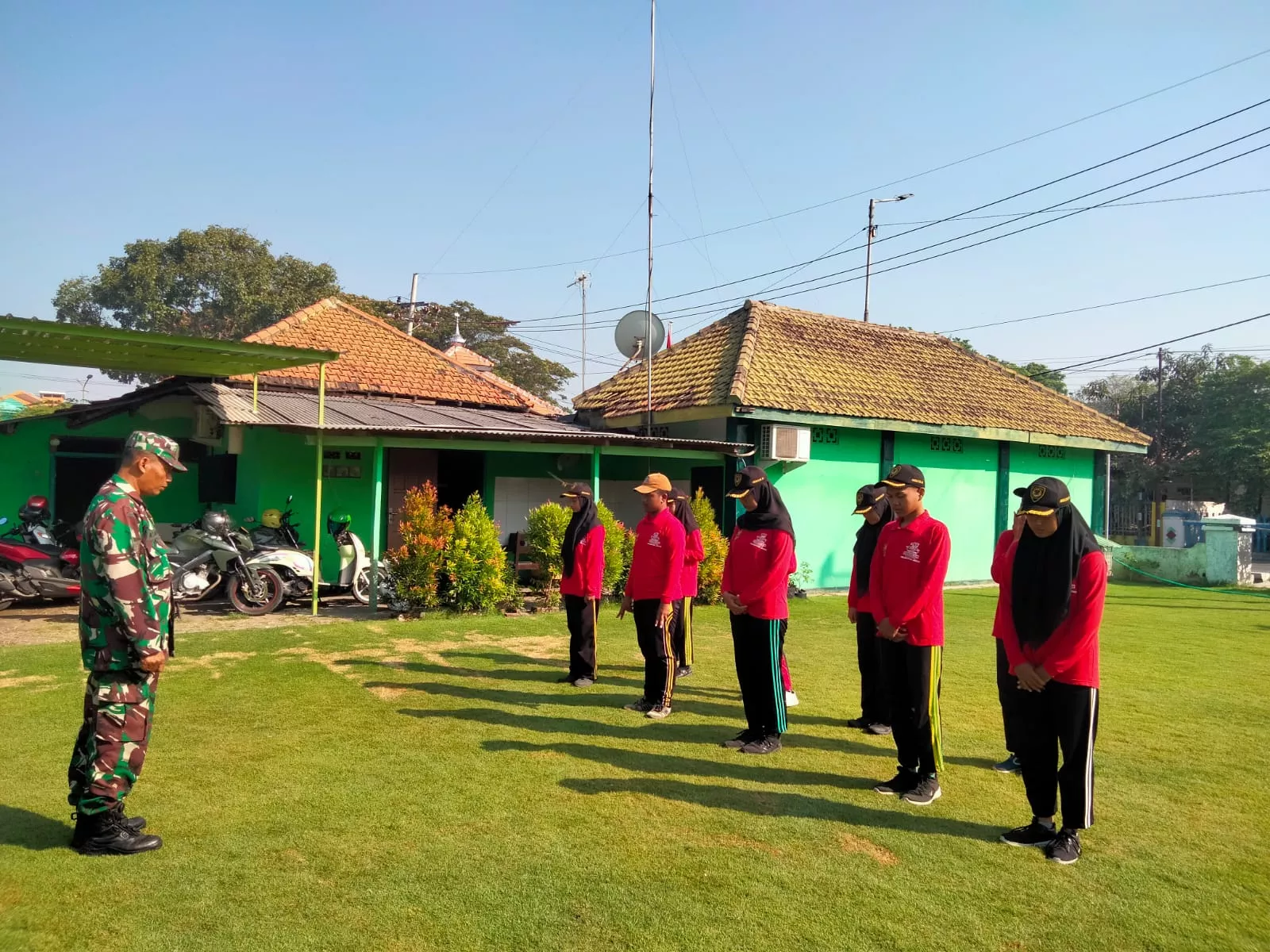 Menyongsong HUT RI ke 78, Babinsa Koramil 0816/08 Jabon Latih Paskibraka Tingkat Kecamatan Jabon