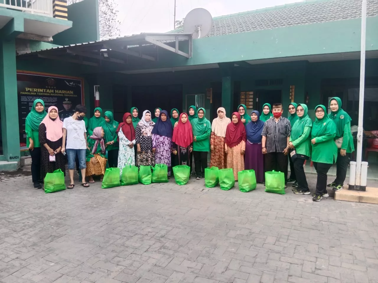 Persit Koramil 0816/14 Peringati Hari Ibu Gelar Bakti Sosial