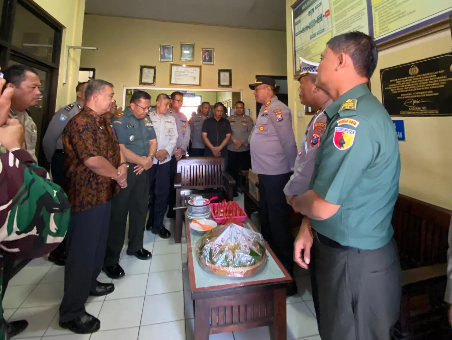 Danramil 0816/15 Sukodono Bersama Muspika Berikan Ucapan Selamat HUT Bhayangkara Ke-78