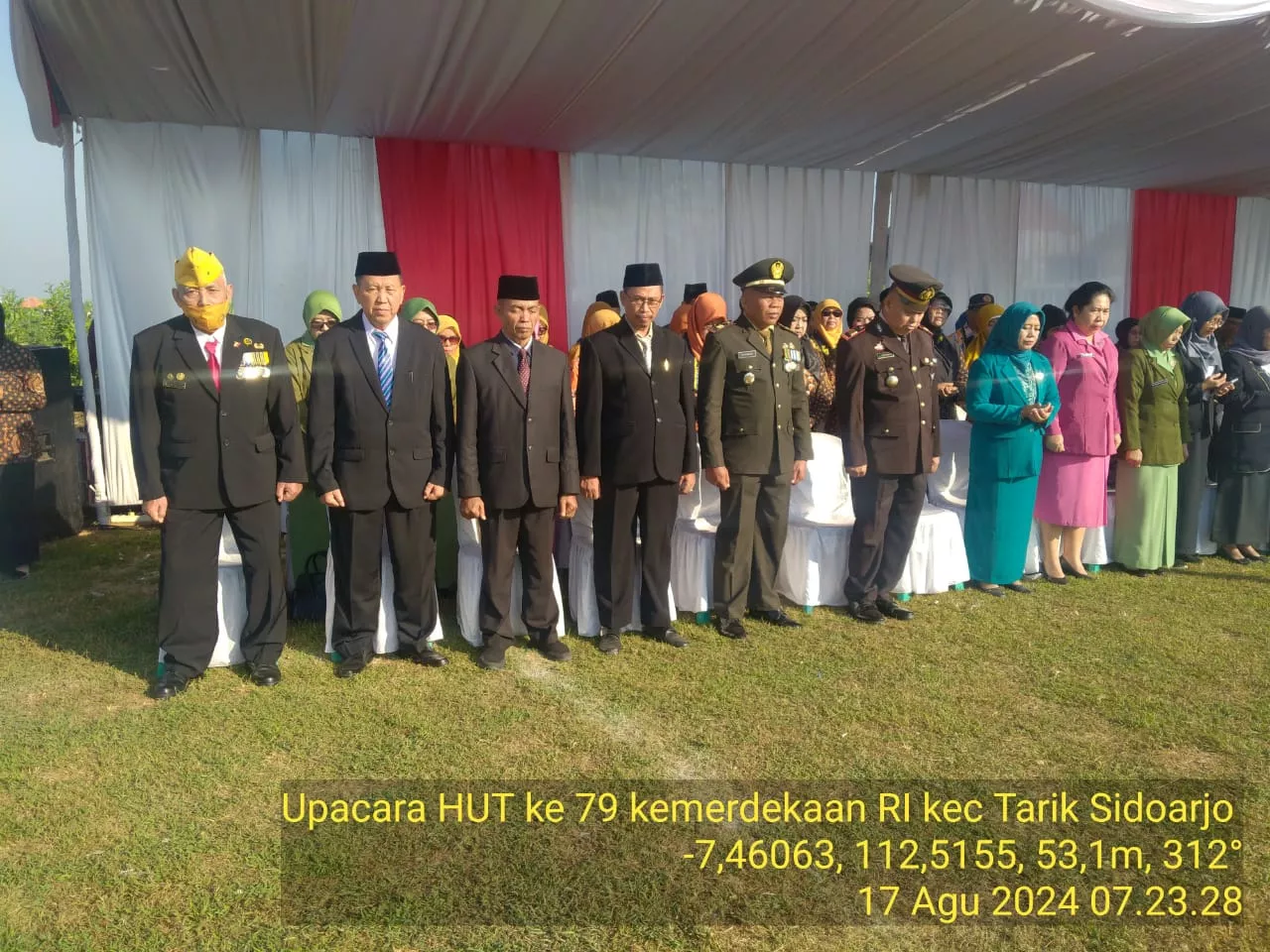 Segenap Warga Kec. Tarik Meriahkan Upacara Detik-detik Proklamasi Kemerdekaan Republik Indonesia Ke-79 Tahun 2024 Di Lapangan Tarik