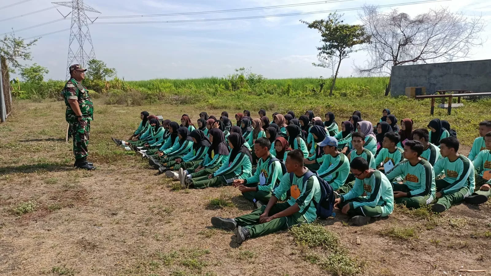Koramil 0816/07 Krembung Tanamkan Jiwa Kepemimpinan dan Kedisiplinan pada Siswa SMKI Melalui LDKS