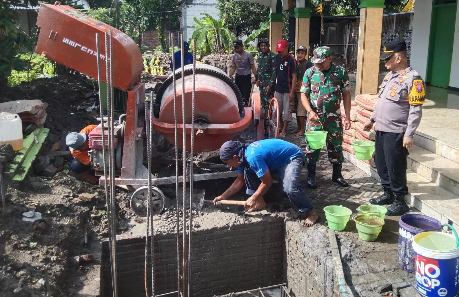 Ciptakan Kondisi Wilayah Yang Sehat , Danramil 0816/11 Pimpin Karya Bhakti Di Desa Gempolklutuk
