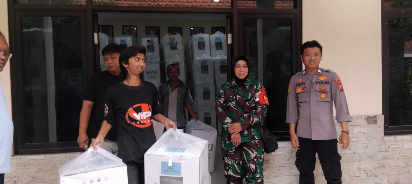 Babinsa Koramil 0816/18 Sedati Kawal Aman dan Tertib Pengiriman Kotak Suara Pilkada 2024