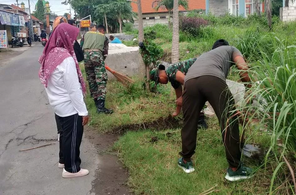 Ciptakan Kebersamaan Dengan TNI, Anggota Koramil 0816/11 Tarik Kerja Bakti Bersih-bersih Desa