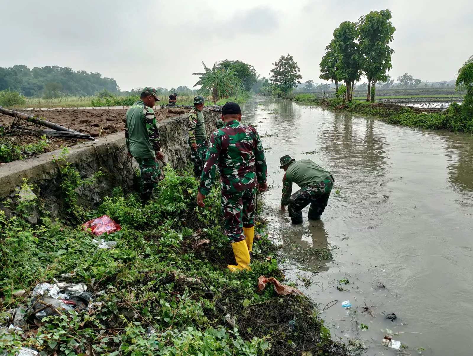 Bersinergi Dengan Warga Masyarakat Binaan, Babinsa Koramil 0816/11 Tarik Laksanakan Karya Bakti