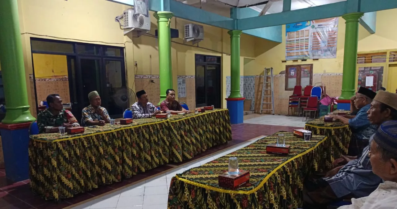 Menjalin Silaturahmi, Babinsa Penatarsewu Komsos Bersama Petani dan Perangkat Desa