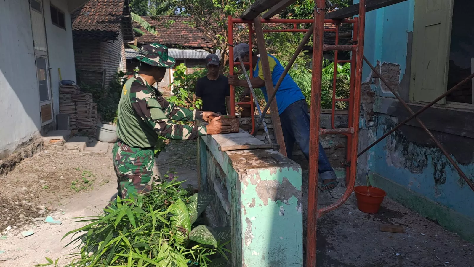 Sinergi Bangun Negeri: TNI, Pemda, dan Warga Balongbendo Bersatu Wujudkan Hunian Layak Melalui Program RTLH